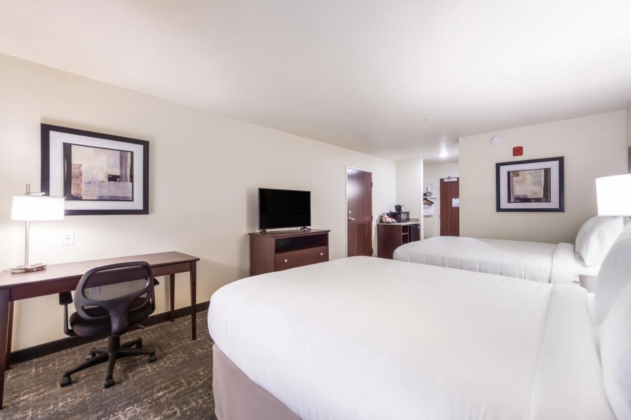 Cobblestone Inn & Suites-Fremont 외부 사진
