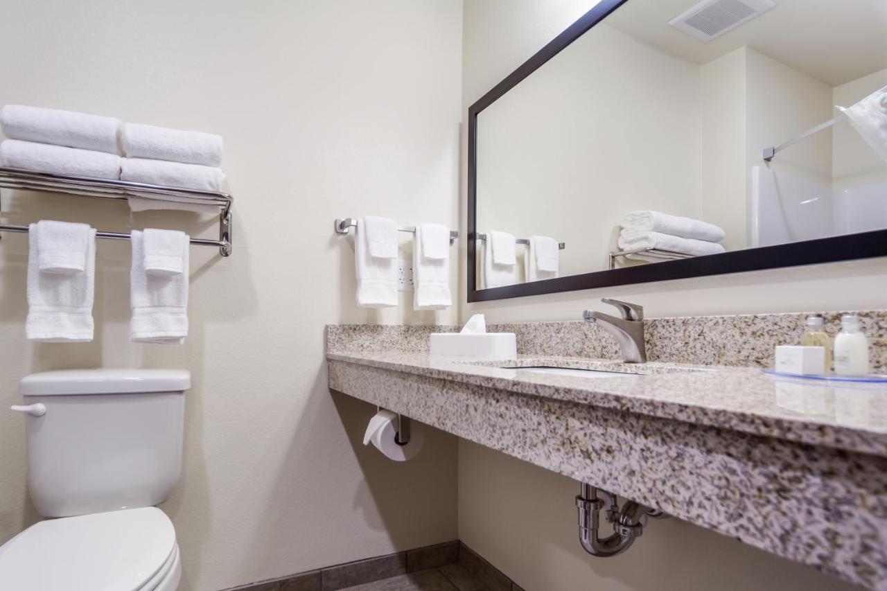 Cobblestone Inn & Suites-Fremont 외부 사진