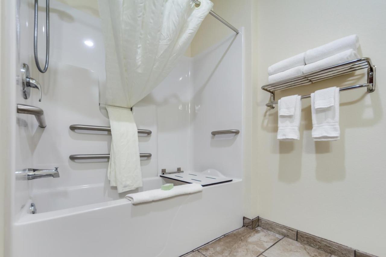 Cobblestone Inn & Suites-Fremont 외부 사진