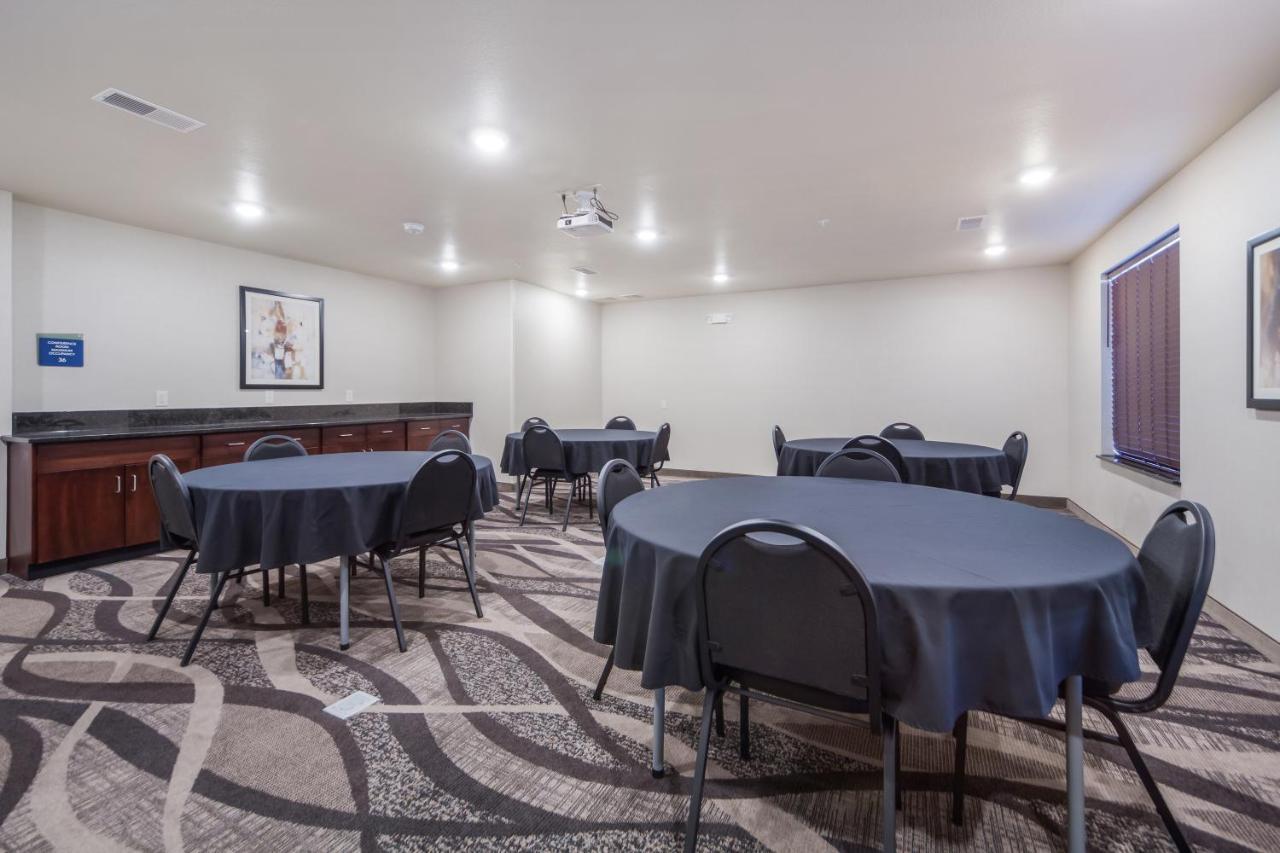 Cobblestone Inn & Suites-Fremont 외부 사진