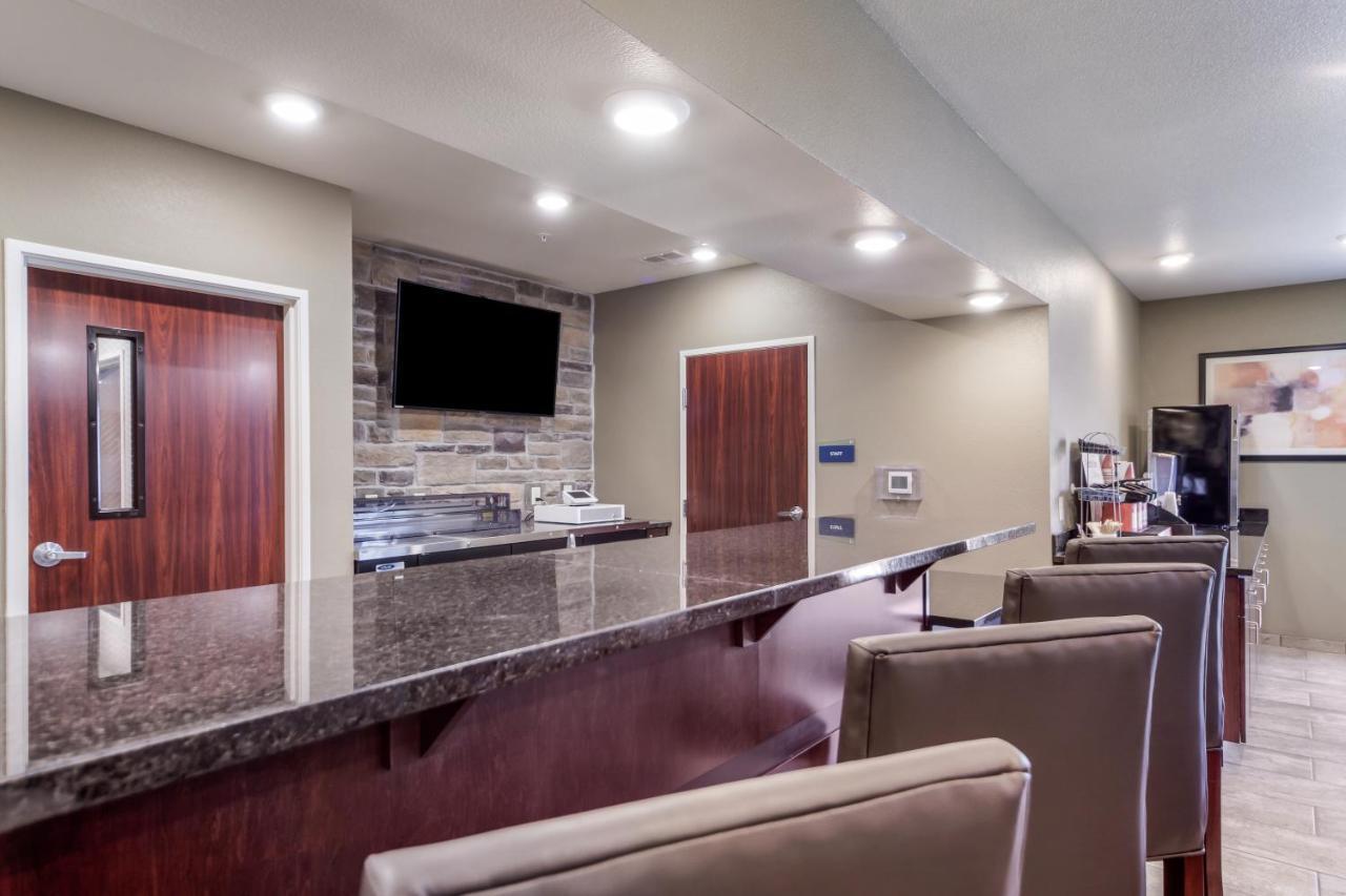 Cobblestone Inn & Suites-Fremont 외부 사진