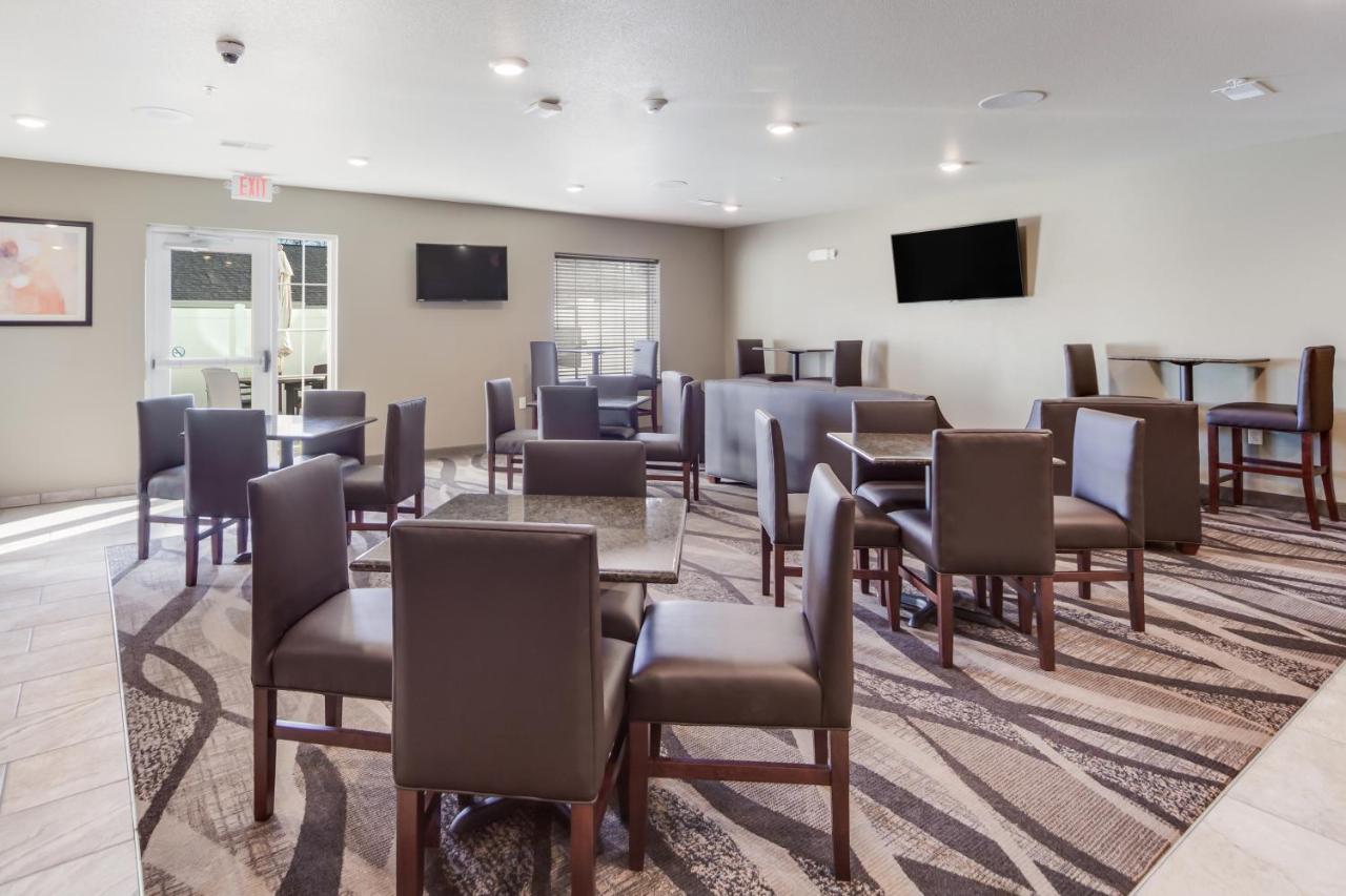 Cobblestone Inn & Suites-Fremont 외부 사진