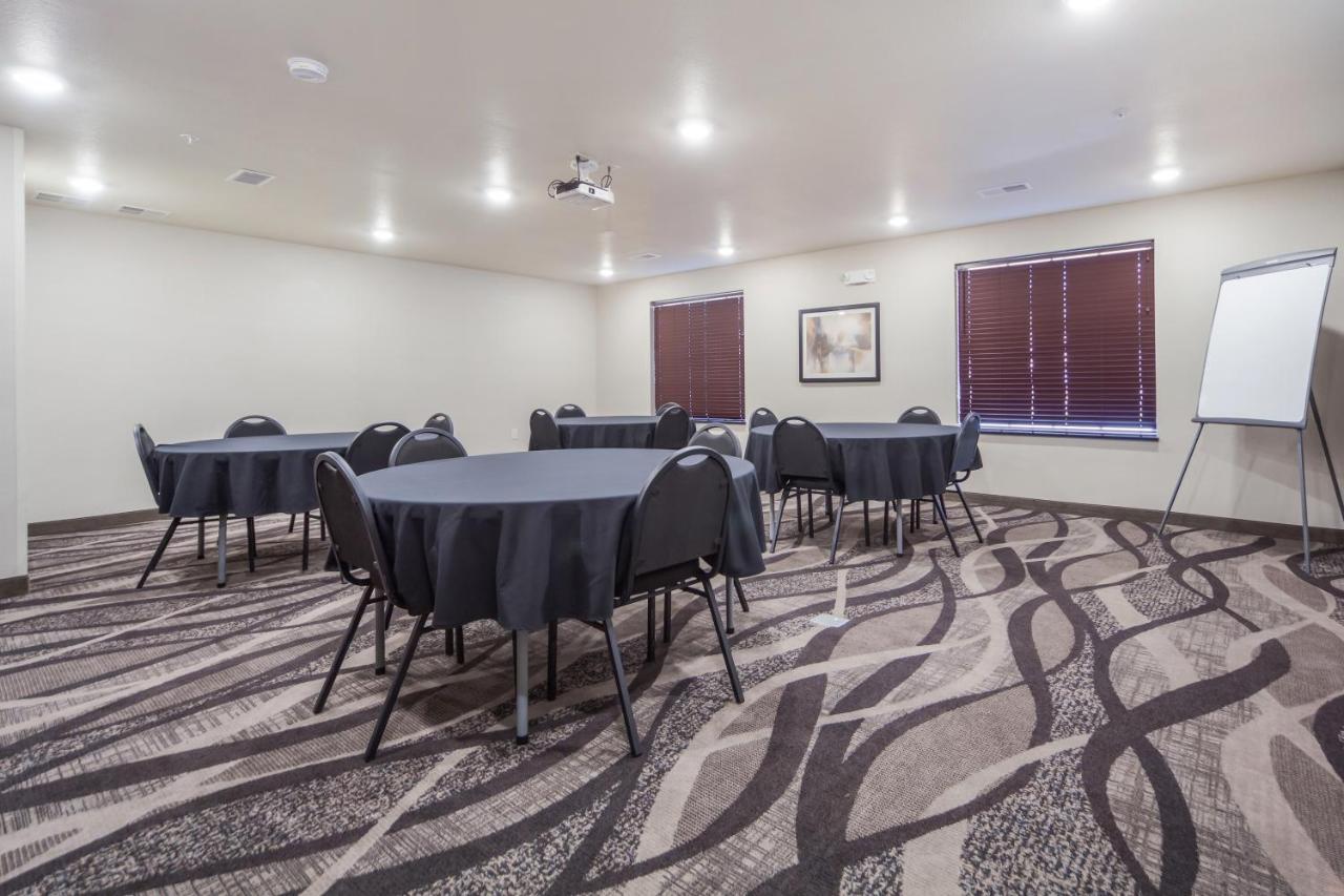 Cobblestone Inn & Suites-Fremont 외부 사진
