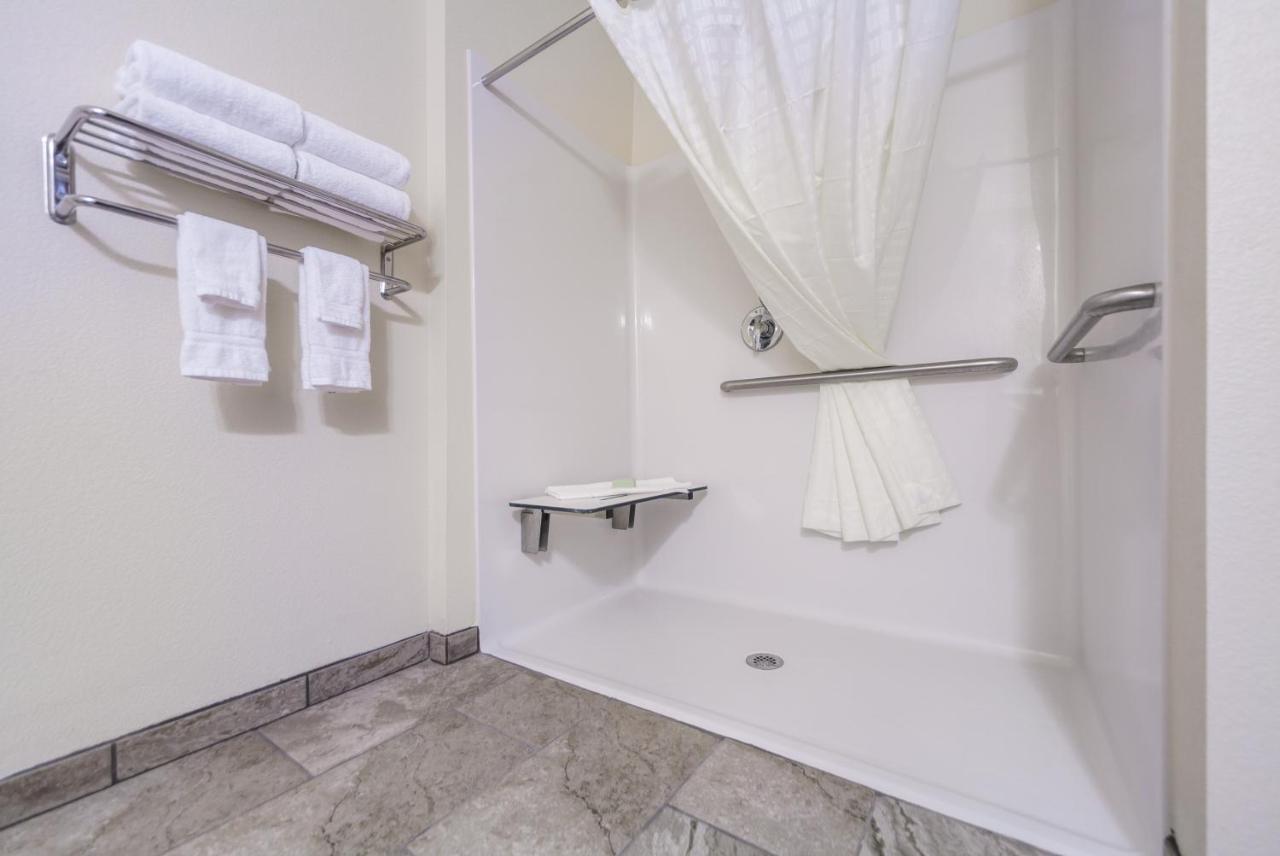 Cobblestone Inn & Suites-Fremont 외부 사진