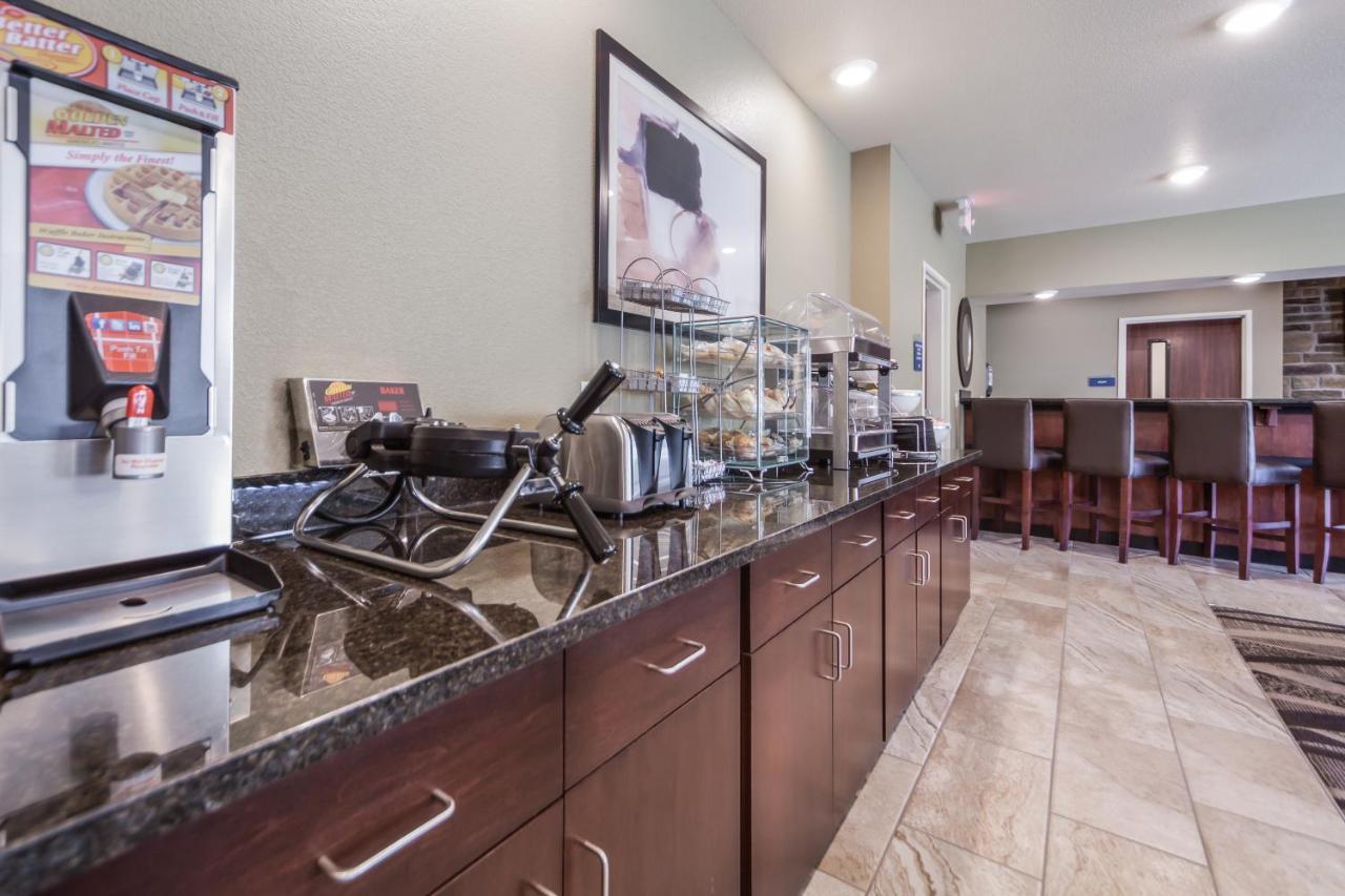 Cobblestone Inn & Suites-Fremont 외부 사진