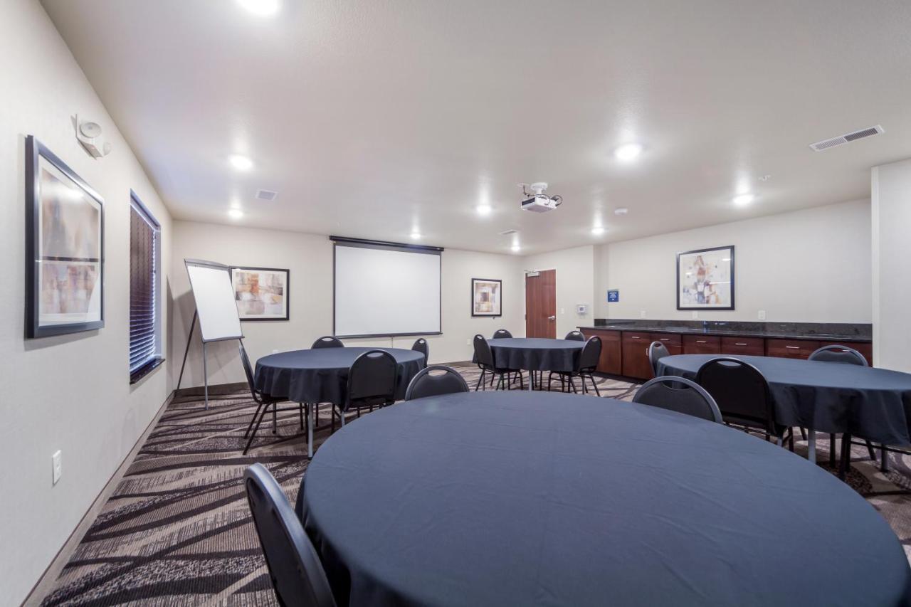 Cobblestone Inn & Suites-Fremont 외부 사진