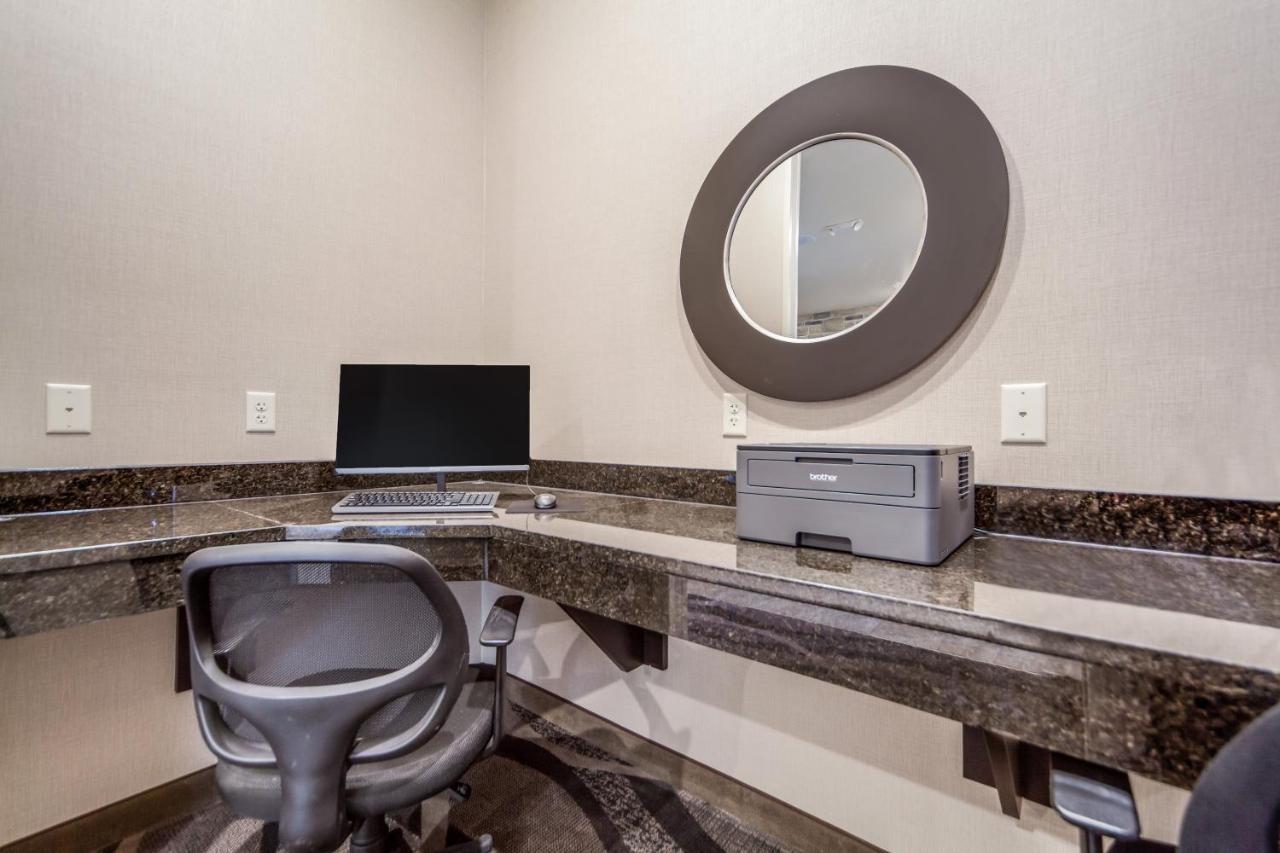 Cobblestone Inn & Suites-Fremont 외부 사진