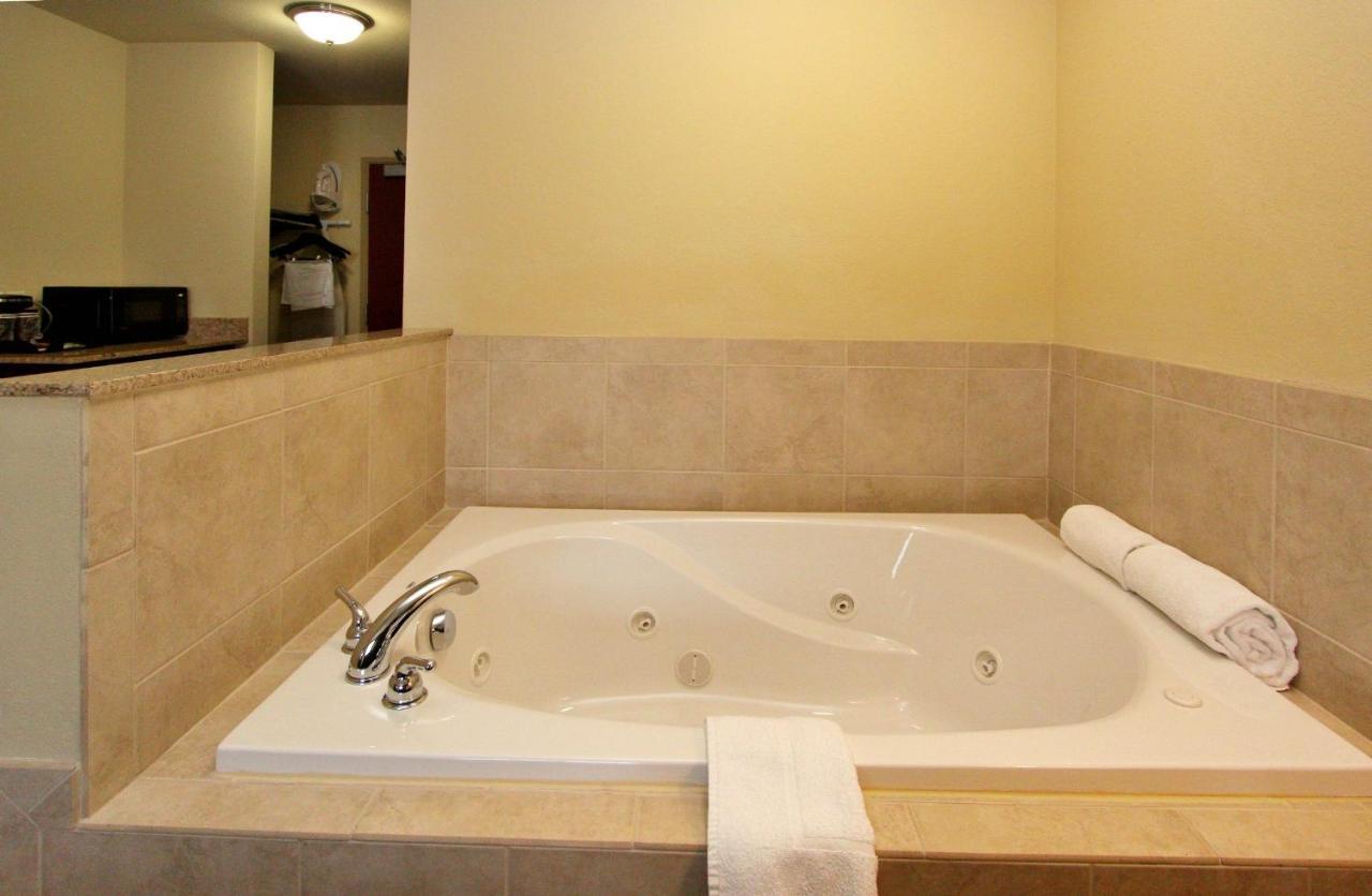 Cobblestone Inn & Suites-Fremont 외부 사진