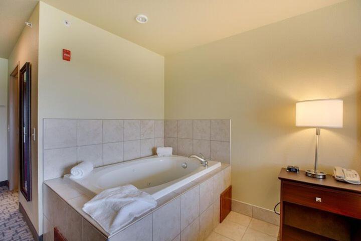 Cobblestone Inn & Suites-Fremont 외부 사진